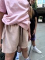 Universal Shorts - Ľahkosť leta v každom kroku: Mušelínové a ľanové kraťasy