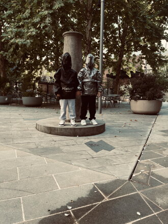Bunda  ''   rain coat ''